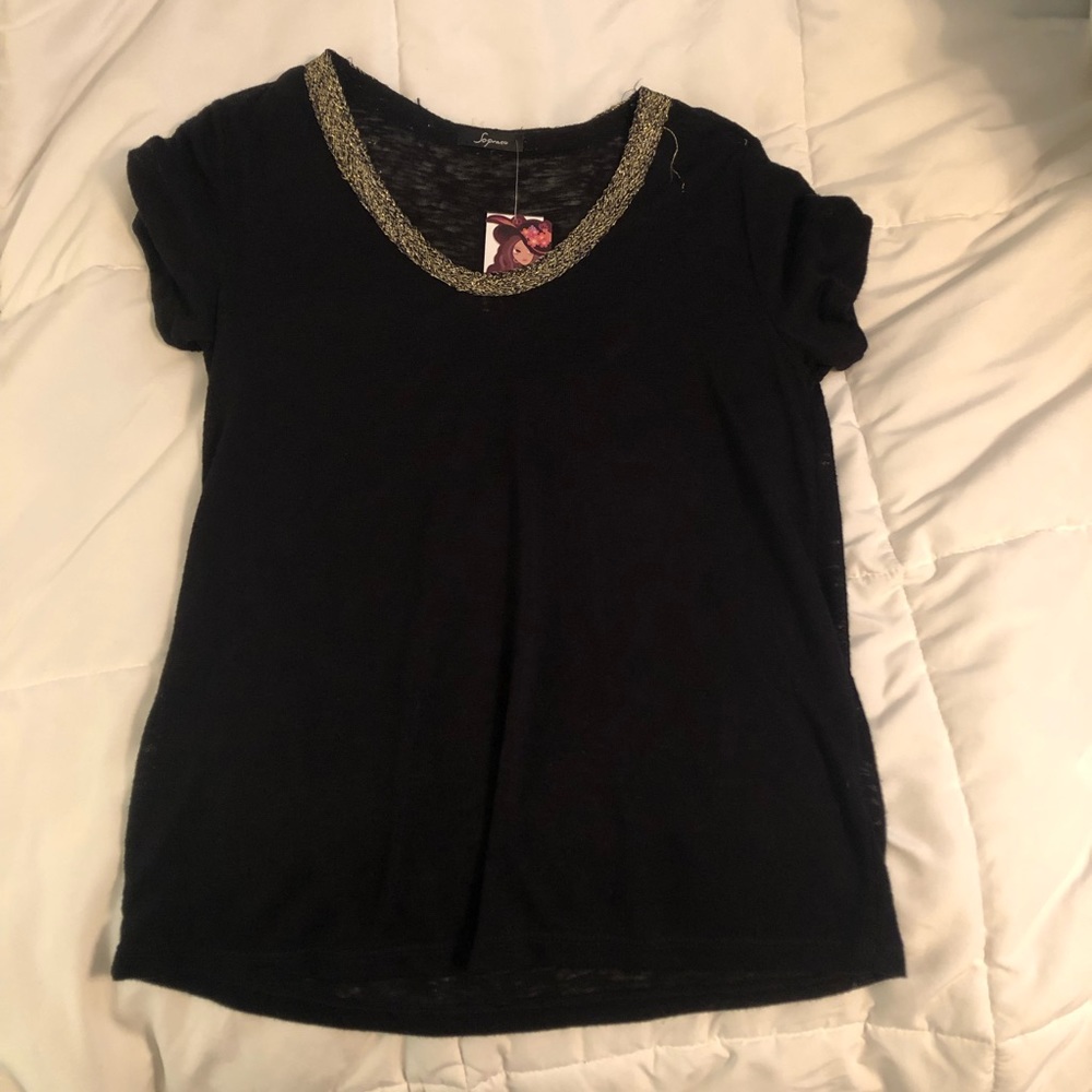 Black TShirt with gold collar.
